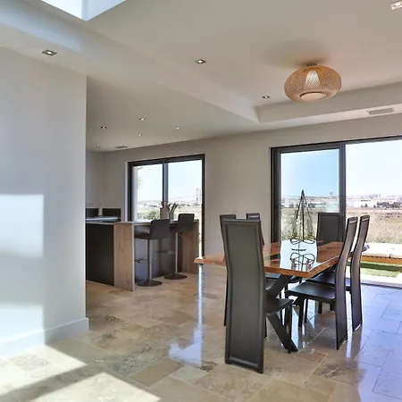 Villa Brand New Waterfront With Pool *