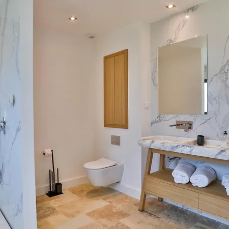 Вилла Brand New Waterfront With Pool