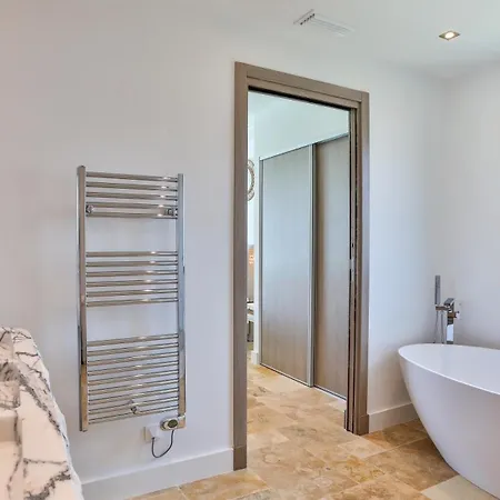 Villa Brand New Waterfront With Pool *