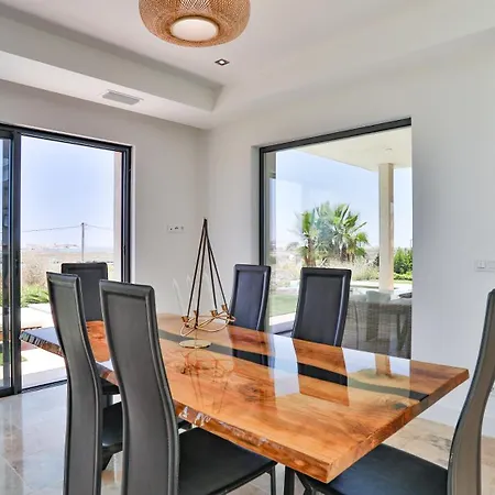 Вилла Brand New Waterfront With Pool