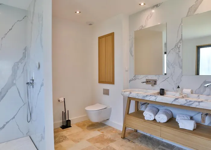 Villa Brand New Waterfront With Pool