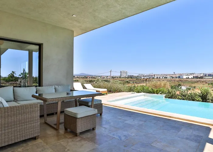 Villa Brand New Waterfront With Pool